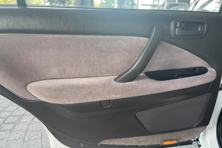 Mặc dù trông khá “cổ lỗ sĩ”, nhưng nội thất của Crown vẫn toát lên vẻ đẹp sang trọng với các chi tiết được thiết kế tinh tế, sử dụng vật liệu Da và Nhung cao cấp được bọc trên ghế ngồi hay táp-pi cửa.