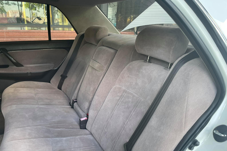 Cung cấp sức mạnh cho chiếc Toyota Crown đời 1998 này là khối động cơ 6 cyl thẳng hàng (I6) dung tích 3.0L hút khí tự nhiên (mã 2JZ), cam đôi (DOHC) mang lại công suất tối đa 223 mã lực tại 4.800 vòng/phút, mô-men xoắn đực đại 280Nm tại 5.800 vòng/phút. Sức mạnh được truyền xuống cầu sau (RWD) thông qua hộp số tự động 4 cấp (4AT).