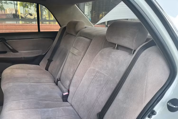 Cung cấp sức mạnh cho chiếc Toyota Crown đời 1998 này là khối động cơ 6 cyl thẳng hàng (I6) dung tích 3.0L hút khí tự nhiên (mã 2JZ), cam đôi (DOHC) mang lại công suất tối đa 223 mã lực tại 4.800 vòng/phút, mô-men xoắn đực đại 280Nm tại 5.800 vòng/phút. Sức mạnh được truyền xuống cầu sau (RWD) thông qua hộp số tự động 4 cấp (4AT).