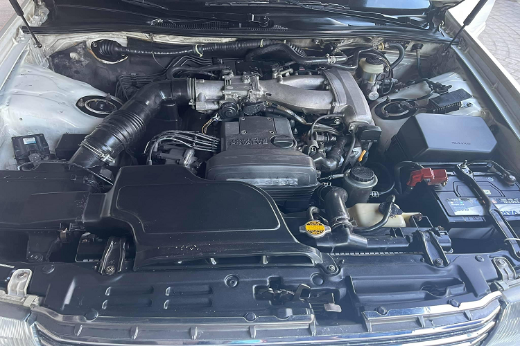 Là dòng sedan full-size cỡ lớn nổi tiếng, đồng thời là một trong những mẫu xe lâu đời nhất của hãng Toyota khi ra đời từ năm 1955.