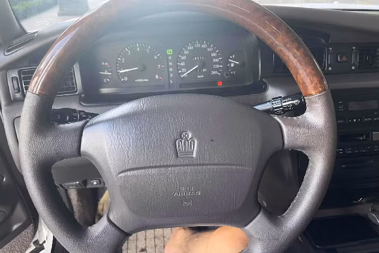 Tại Việt Nam, Toyota Crown trước đây được nhập về nước yếu để làm xe công vụ, phục vụ làm xe ngoại giao hay đưa đón “VIP” và cán bộ cấp cao.