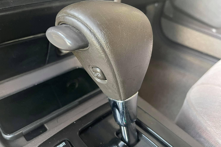 Bên trong nội thất của chiếc Toyota Crown hơn 20 năm tuổi mang kiểu dáng giản dị, mộc mạc, chỉnh chu nhưng không kém phần sang trong. Đây là một dòng xe chất lượng cao của Toyota, nhiều chi tiết bên trong nội thất vẫn giữ được độ chất qua thời gian sau hơn 20 năm.