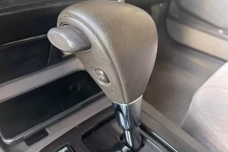 Bên trong nội thất của chiếc Toyota Crown hơn 20 năm tuổi mang kiểu dáng giản dị, mộc mạc, chỉnh chu nhưng không kém phần sang trong. Đây là một dòng xe chất lượng cao của Toyota, nhiều chi tiết bên trong nội thất vẫn giữ được độ chất qua thời gian sau hơn 20 năm.