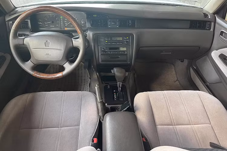 Ngày nay, Toyota Crown thế hệ cũ vẫn được nhiều người yêu thích bởi kích thước rộng rãi, thiết kế hình dáng hộp cổ điển mang một nét quyến rũ lịch lãm rất riêng, hằn sâu giá trị xưa cũ, lưu giữ hình ảnh sedan sang trọng một thời của Nhật Bản. 