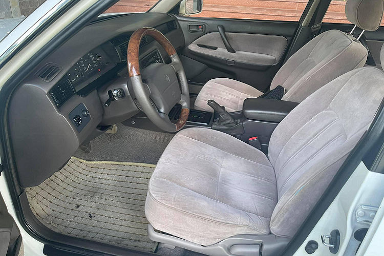 Trong danh mục sản phẩm sedan của hãng xe Toyota, dòng sedan Crown được định vị cao hơn dòng Avalon và thấp hơn so với dòng Century.