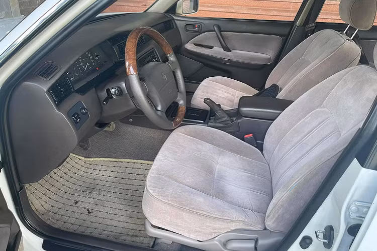 Trong danh mục sản phẩm sedan của hãng xe Toyota, dòng sedan Crown được định vị cao hơn dòng Avalon và thấp hơn so với dòng Century.