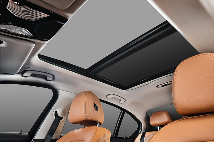 Như thông tin đã đưa, mẫu xe sang BMW 3-Series Gran Limousine 2021 sở hữu chiều dài cơ sở 2.961 mm, tăng 110 mm so với bản tiêu chuẩn và ngang ngửa với người anh em 5-Series. Chiều dài của xe cũng tăng thêm 110 mm lên 4.819 mm. Trong khi đó, chiều cao cũng như chiều rộng của xe lần lượt là 1.442 mm và 1.827 mm.