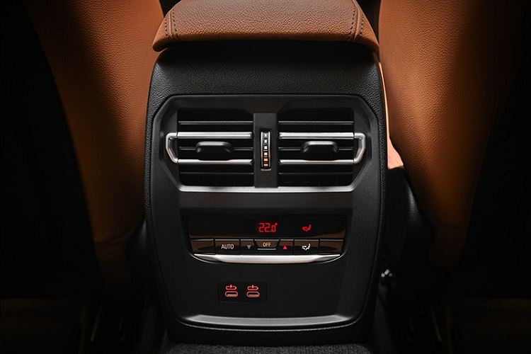 Trong khi đó, thiết kế đầu xe và đuôi xe của BMW 3-Series Gran Limousine 2021 không có gì khác so với bản thường. Sự thay đổi lớn nhất nằm ở phần cửa sau vì chiều dài cơ sở đã tăng lên. Hiện chưa có thông tin về trang bị của BMW 3-Series Gran Limousine 2021 dành cho thị trường Thái Lan. Trong khi đó, ở Ấn Độ, mẫu xe này có 2 gói phụ kiện chính hãng mang tên Luxury Line và M Sport.