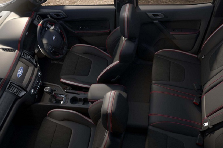 Mẫu xe bán tải Ford Ranger Raptor X còn có thanh chắn thùng sau mở rộng, móc kéo phía trước màu đỏ và logo Ford màu đen ở đuôi xe càng khiến cho diện mạo của chiếc xe trở nên độc đáo hơn. Bên trong khoang nội thất, có thể nhận thấy các đường chỉ khâu màu đỏ tương phản trên ghế ngồi và mặt táp-lô.