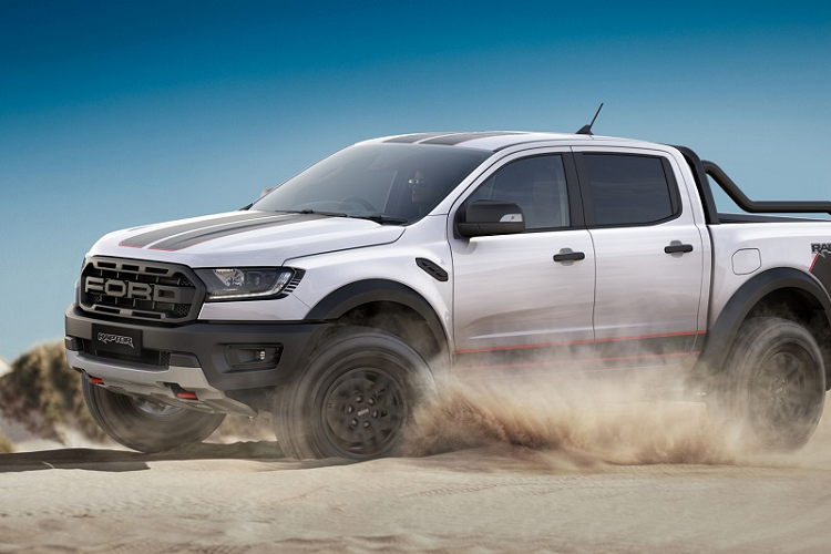 So với các phiên bản thông thường, ngoại hình của Ford Ranger Raptor X 2021 mới nổi bật hơn với đường kẻ “Over The Top” trên nắp capo, nóc và cửa thùng sau. Các đường kẻ với họa tiết tương tự cũng xuất hiện ở khu vực thân xe, đem đến một cái nhìn mạnh mẽ và đậm chất thể thao.