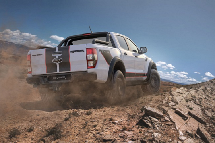 Ghép đôi cùng động cơ này là hộp số tự động 10 cấp, với lẫy chuyển số phía sau vô-lăng đem lại cảm giác lái thuần chất thể thao.