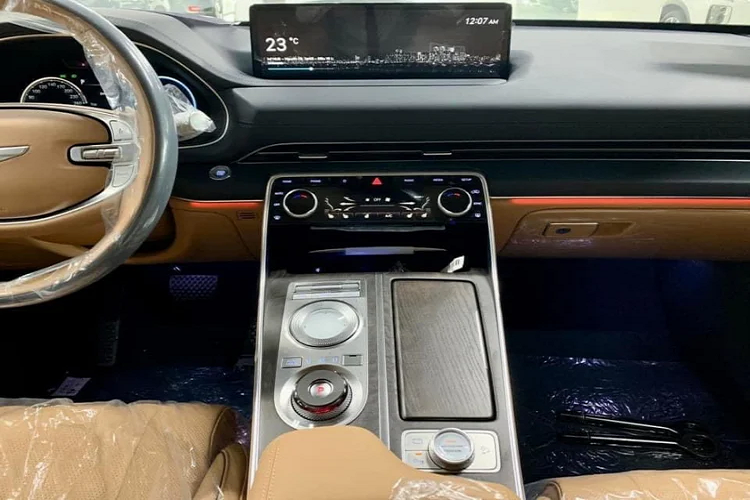 Phiên bản Genesis GV80 2021 nhập chính hãng tại Việt Nam thuộc cấu hình động cơ Xăng, 4cyl dung tích 2.5L tăng áp cho công suất 299 mã lực tại 5.800 vòng/phút và mô-men xoắn cực đại 421Nm tại dải vòng tua từ 1.650 – 4.000 vòng/phút. Xe sử dụng kết hợp với hộp số tự động 8 cấp, đi kèm với hệ dẫn động bốn bánh toàn thời gian (AWD). Xe đi kèm với 4 chế độ lái Eco/Normal/Smart/ Sport và 3 chế độ lái địa hình Snow/Sand/Mud. Genesis GV80 2021 sử dụng hệ thống treo khí nén, điều khiển điện tử.