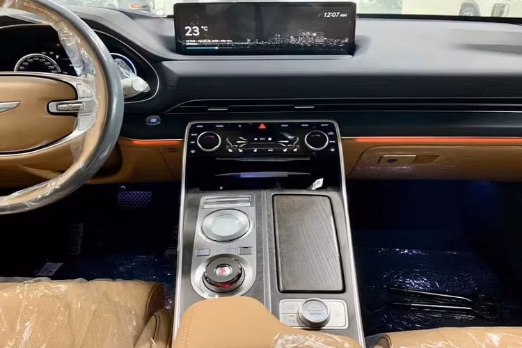 Phiên bản Genesis GV80 2021 nhập chính hãng tại Việt Nam thuộc cấu hình động cơ Xăng, 4cyl dung tích 2.5L tăng áp cho công suất 299 mã lực tại 5.800 vòng/phút và mô-men xoắn cực đại 421Nm tại dải vòng tua từ 1.650 – 4.000 vòng/phút. Xe sử dụng kết hợp với hộp số tự động 8 cấp, đi kèm với hệ dẫn động bốn bánh toàn thời gian (AWD). Xe đi kèm với 4 chế độ lái Eco/Normal/Smart/ Sport và 3 chế độ lái địa hình Snow/Sand/Mud. Genesis GV80 2021 sử dụng hệ thống treo khí nén, điều khiển điện tử.