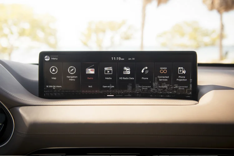 Được định vị là SUV hạng sang, nội thất GV80 được thiết kế sang trọng và sử dụng nhiều vật liệu cao cấp như ghế ngồi bọc da Da Nappa và Gỗ cao cấp. “Đồ chơi” options cho phiên bản bán ở Việt Nam gồm: Vô lăng xe thiết kế hai chấu bọc da, trang bị cụm đồng hồ hỗ trợ lái kỹ thuật số 12,3 inch, màn hình cảm ứng trung tâm kích thước 14,5 inch tích hợp hệ thống thông tin giải trí và hỗ trợ đa kết nối.