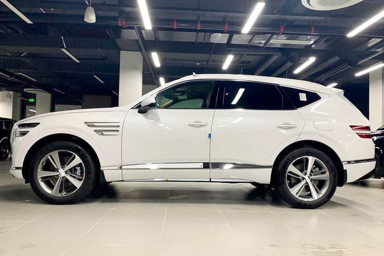 Tuy nhiên, Genesis GV80 2021 là một mẫu xe sang kén khách nếu so với mặt bằng chung. Lý do chính là thương hiệu xe sang Genesis không thực sự phổ biến, khó bán lại và có độ giữ giá không cao so với mặt bằng chung. Mặc dù sản phẩm của Genesis được trang bị tốt trong tầm giá, khả năng vận hành được đánh giá cao