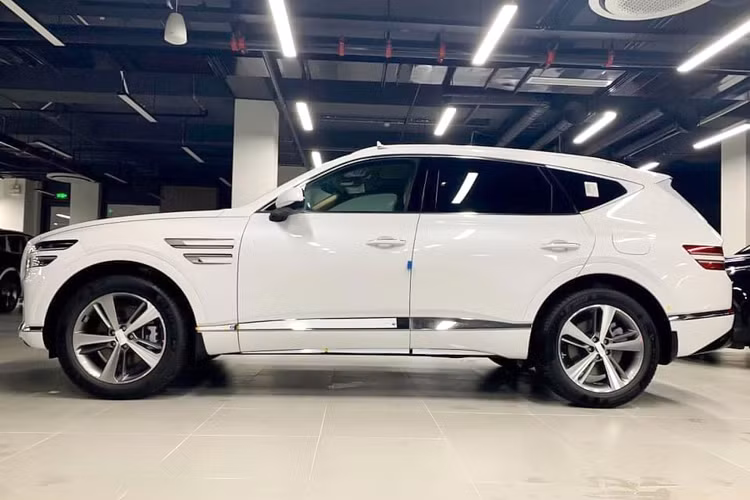 Tuy nhiên, Genesis GV80 2021 là một mẫu xe sang kén khách nếu so với mặt bằng chung. Lý do chính là thương hiệu xe sang Genesis không thực sự phổ biến, khó bán lại và có độ giữ giá không cao so với mặt bằng chung. Mặc dù sản phẩm của Genesis được trang bị tốt trong tầm giá, khả năng vận hành được đánh giá cao