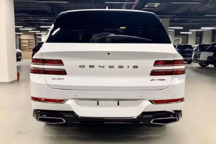 Genesis GV80 2021 được trang bị đầy đủ các “đồ chơi” an toàn và hỗ trợ lái hiện đại như 10 túi khí (Tiêu chuẩn), loạt các hệ thống như điều khiển hành trình thích ứng thông minh, hỗ trợ phòng tránh va chạm trước/sau, cảnh báo điềm mù. Với mức giá 3,8 tỷ đồng, Genesis GV80 2021 chính là lựa chọn chơi SUV hạng sang cỡ trung tốt trong tầm giá, tiết kiệm hàng trăm triệu đồng so với lựa chọn xe sang của Nhật và Đức.