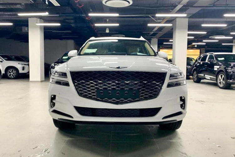 “Của lạ” Genesis GV80 2021 chắc chắn sẽ khó “đụng hàng” khi lăn bánh trên phố, đảm bảo sự độc đáo cho chủ sở hữu. Tuy nhiên, người mua phải chấp nhận mẫu xe này có thể “rớt giá” mạnh và khó bán lại.