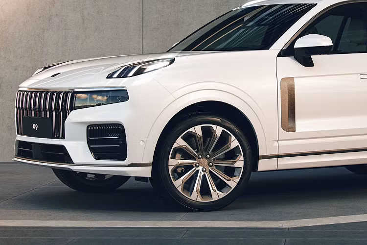 Điều thú vị là mặc dù có nhiều mối liên hệ với XC90 nhưng tốc độ tối đa của Lynk &amp; Co 09 lại không bị giới hạn điện tử ở con số 180 km/h (như XC90).