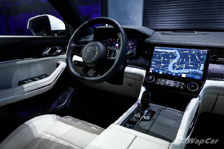 Trong khi đó, theo công bố từ phía nhà sản xuất, phiên bản MHEV được trang bị động cơ T5 2.0L sản sinh công suất tối đa 254 mã lực và momen xoắn cực đại 350 Nm, đi kèm là hộp số tự động 8 cấp và hệ dẫn động 4 bánh toàn thời gian.