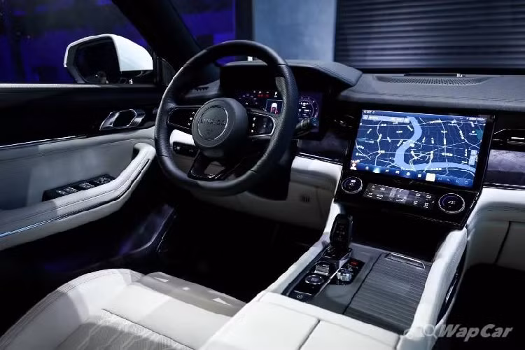 Trong khi đó, theo công bố từ phía nhà sản xuất, phiên bản MHEV được trang bị động cơ T5 2.0L sản sinh công suất tối đa 254 mã lực và momen xoắn cực đại 350 Nm, đi kèm là hộp số tự động 8 cấp và hệ dẫn động 4 bánh toàn thời gian.