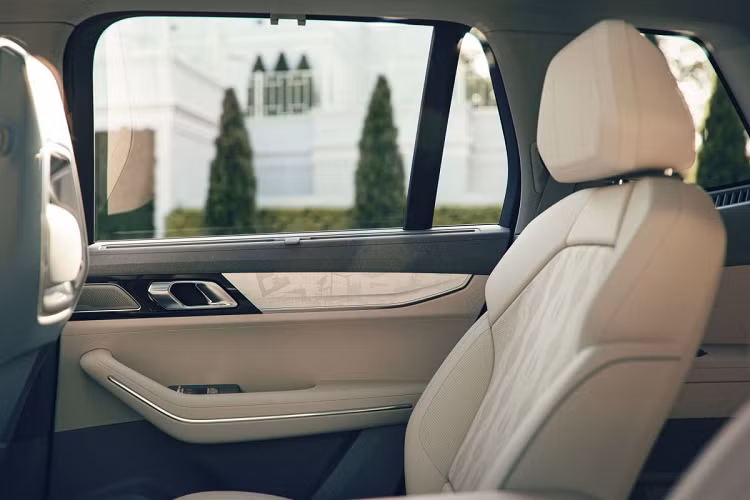 Theo đó, 09 MHEV và 09 PHEV có tốc độ tối đa lần lượt là 215 km/h và 230 km/h. Xe có sẵn với 2 cấu hình ghế ngồi là 6 chỗ hoặc 7 chỗ.