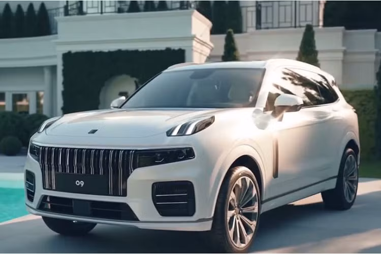 Chỉ còn 2 ngày nữa cho đến thời điểm ra mắt chính thức, Lynk &amp; Co đã bắt đầu công bố các thông tin chi tiết xoay quanh mẫu SUV này. Cụ thể, Lynk &amp; Co 09 2021 mới có sẵn với tổng cộng 6 biến thể, trong đó ba biến thể là phiên bản động cơ mild-hybrid (MHEV) và còn lại là các biến thể động cơ plug-in hybrid (PHEV).