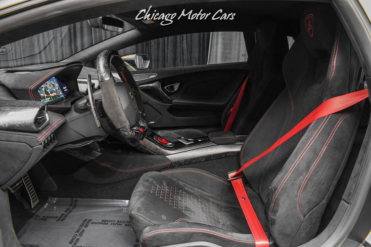 Nội thất của xe sử dụng nhiều chất liệu cao cấp như sợi carbon, Alcantara... với các đường chỉ đỏ tương phản.