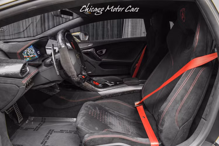 Nội thất của xe sử dụng nhiều chất liệu cao cấp như sợi carbon, Alcantara... với các đường chỉ đỏ tương phản.