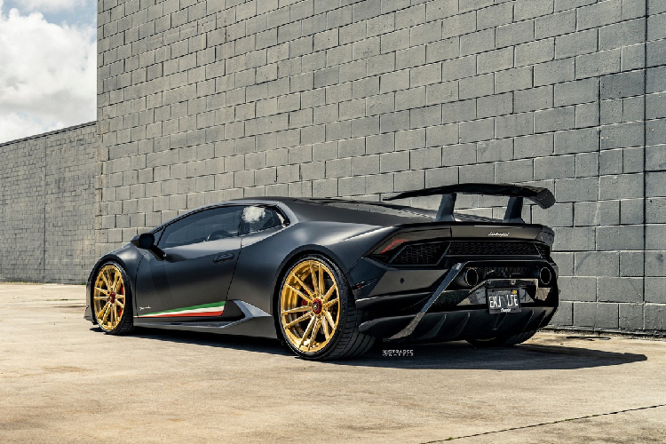 Là phiên bản hiệu suất cao của LP610-4, siêu xe Lamborghini Huracan Performante có thiết kế vẻ ngoài mạnh mẽ hơn với cánh gió ALA, tạo lực ép cao gấp 75 lần so với phiên bản tiêu chuẩn.