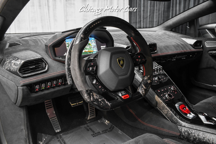 Vô lăng của xe được làm từ sợi carbon đúc, bổ sung màn hình hiển thị cỡ nhỏ. Người lái có thể quan sát được vòng tua, tốc độ và thời điểm chuyển số qua màn hình này.