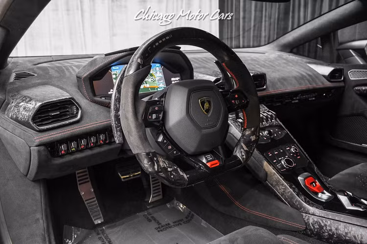Vô lăng của xe được làm từ sợi carbon đúc, bổ sung màn hình hiển thị cỡ nhỏ. Người lái có thể quan sát được vòng tua, tốc độ và thời điểm chuyển số qua màn hình này.