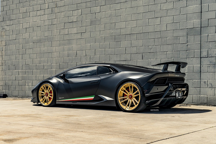 Với gói tăng áp kép Adrians Stage2 từ CFI Designs, công suất thật sự của xe có thể vượt mức 1.200 mã lực.