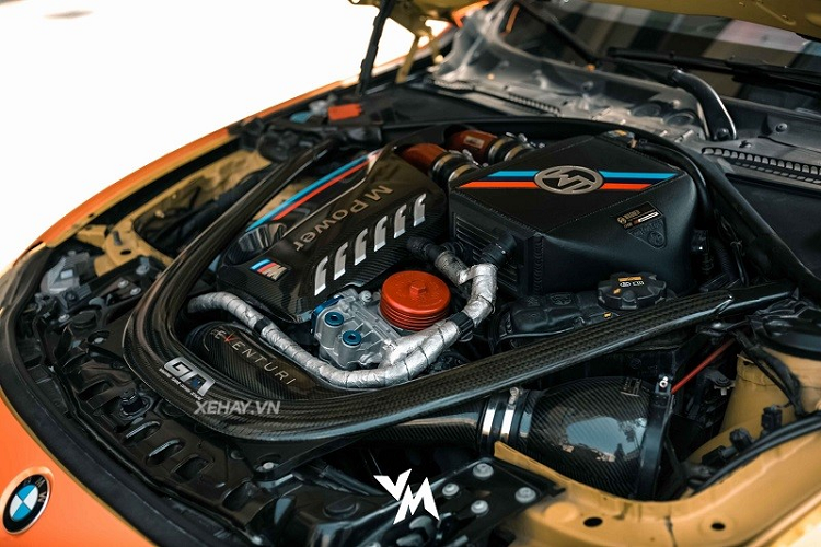 Ngoại hình của chiếc BMW này cũng từng khiến giới hâm mộ trầm trồ khi được đổi qua rất nhiều màu với từng phong cách khác nhau. Trong hành trình VietRally 2021, BMW M4 F82 được chủ xe thiết kế một bộ tem khác biệt so với những lần “thay áo” trước đó. Bộ tem hình samurai trên thân xe kèm với một số họa tiết thiết kế lạ mắt xuất hiện ở nửa sau thân xe, lớp sơn ngoại thất màu cam cũng thay đổi dần từ đầu xe đến đuôi xe mang đến cái nhìn mạnh mẽ và tràn đầy năng lượng.