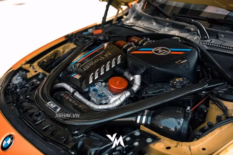 Ngoại hình của chiếc BMW này cũng từng khiến giới hâm mộ trầm trồ khi được đổi qua rất nhiều màu với từng phong cách khác nhau. Trong hành trình VietRally 2021, BMW M4 F82 được chủ xe thiết kế một bộ tem khác biệt so với những lần “thay áo” trước đó. Bộ tem hình samurai trên thân xe kèm với một số họa tiết thiết kế lạ mắt xuất hiện ở nửa sau thân xe, lớp sơn ngoại thất màu cam cũng thay đổi dần từ đầu xe đến đuôi xe mang đến cái nhìn mạnh mẽ và tràn đầy năng lượng.