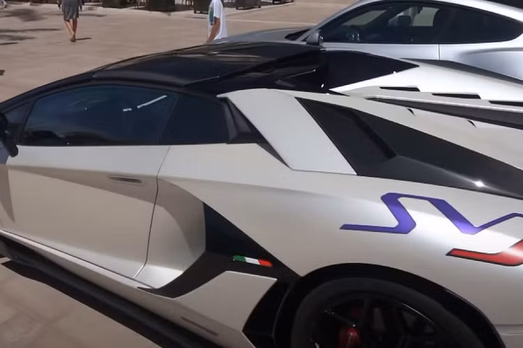 Tại khu vực Trung Đông, những biển số càng ngắn gọn như thế này càng có giá cao. Ví dụ như biển số có vỏn vẹn một chữ số "9" có giá khoảng 7 triệu USD tại Trung Đông. Trong khi đó, biển số "D5" từng được một đại gia Dubai mua với số tiền 33 triệu AED (khoảng 9 triệu USD) vào năm 2017.