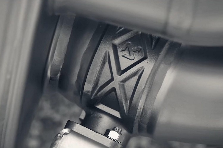 Nguyên bản, xe có công suất 414 mã lực cùng 420 Nm mô-men xoắn được tạo ra bởi động cơ boxer 6 xy-lanh, dung tích 4.0 lít hút khí tự nhiên với. Động cơ này sẽ kết hợp với hộp số sàn 6 cấp, truyền sức mạnh đến trục bánh sau, nhờ đó, hai mẫu xe này có khả năng tăng tốc 0 – 100 km/h chỉ trong 4,4 giây. Với mãu xe thể thao Porsche 718 Cayman GT4, xe sở hữu tốc độ tối đai 304 km/h và nó có thể hoàn thành một vòng đua Nurburgring nhanh hơn phiên bản trước đến 10 giây.