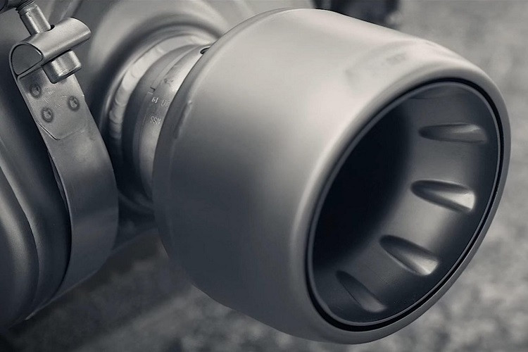 Mặc dù được nâng cấp động cơ nhằm đạt khả năng vận hành tối ưu nhất nhưng Porshce vẫn được trang bị công nghệ ngắt xy-lanh có thể ngắt hoàn toàn một bên động cơ nhằm đạt khả năng tiêu thụ nhiên liệu tốt nhất. Xe cũng sở hữu hệ thống nạp khí biến thiên cùng hệ thống phun nhiên liệu điện áp.