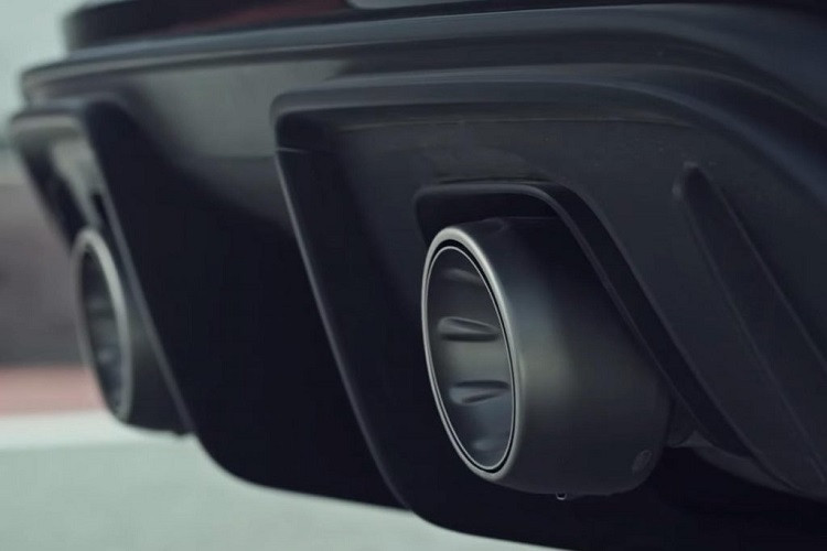 So với trang bị tiêu chuẩn của xe, bộ ống xả bằng titan của Akrapovic nhẹ hơn đến 8,2 kg. Nếu tinh chỉnh lại ECU, luồng khí thải sẽ có thể thoát ra tốt hơn, nhờ đó, động cơ của Cayman GT4 sẽ có thể tăng thêm 15,5 mã lực ở tua máy 2.600 vòng/phút và mô-men xoắn tăng thêm 43,4 Nm ở tua máy tương tự. Nhờ vào sức mạnh này, chiếc xe thể thao hiệu năng cao giờ đây có tổng công suất là 430 mã lực và 463 Nm mô-men xoắn.