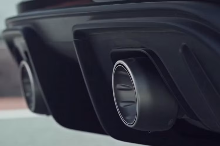 So với trang bị tiêu chuẩn của xe, bộ ống xả bằng titan của Akrapovic nhẹ hơn đến 8,2 kg. Nếu tinh chỉnh lại ECU, luồng khí thải sẽ có thể thoát ra tốt hơn, nhờ đó, động cơ của Cayman GT4 sẽ có thể tăng thêm 15,5 mã lực ở tua máy 2.600 vòng/phút và mô-men xoắn tăng thêm 43,4 Nm ở tua máy tương tự. Nhờ vào sức mạnh này, chiếc xe thể thao hiệu năng cao giờ đây có tổng công suất là 430 mã lực và 463 Nm mô-men xoắn.