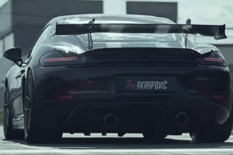 Khách hàng cũng có thể tùy chọn đĩa phanh bằng hợp kim gốm – composite thay cho đĩa thép cơ bản. Porsche cũng sẽ lắp khung chông lật bằng nhôm cùng đai an toàn 6 điểm nếu khách hàng mua thêm gói tùy chọn Clubsport cho mẫu xe này.