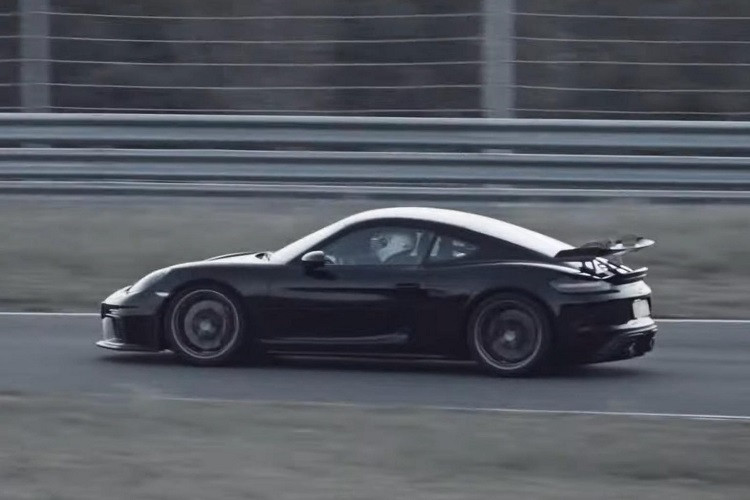 Nếu như âm thanh từ chiếc GT4 cùng hệ thống ống xả của Akrapovic cũng như sức mạnh mà nó mang lại chưa đủ “thỏa mãn” nhu cầu tốc độ của khách thì trong thời gian tới, phiên bản tập trung vào đường đua Cayman GT4 RS sẽ được Porsche ra mắt.