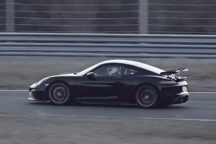 Nếu như âm thanh từ chiếc GT4 cùng hệ thống ống xả của Akrapovic cũng như sức mạnh mà nó mang lại chưa đủ “thỏa mãn” nhu cầu tốc độ của khách thì trong thời gian tới, phiên bản tập trung vào đường đua Cayman GT4 RS sẽ được Porsche ra mắt.