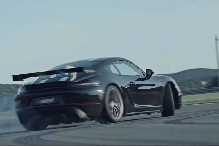 Hệ thống phun nhiên liệu này được Porsche lần đầu sử dụng trên một mẫu động cơ hoạt động ở tốc độ cao. Xe được trang bị phanh với cùm phanh được làm bằng nhôm nguyên khối.