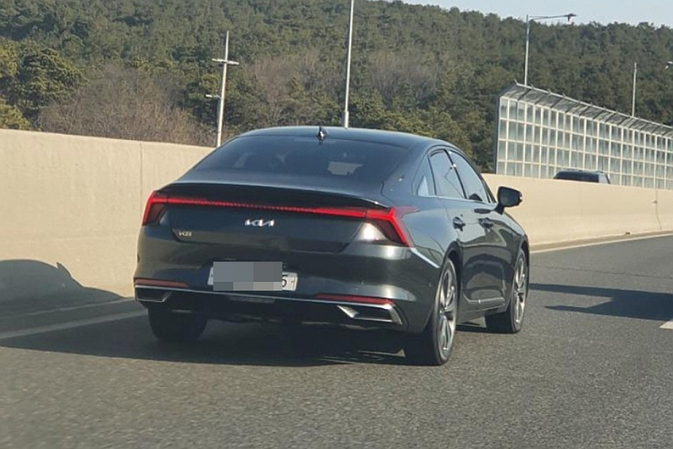 Tại thị trường Hàn Quốc, Kia K8 2022 sẽ có 4 tùy chọn động cơ. Đầu tiên là động cơ xăng 4 xi-lanh, hút khí tự nhiên, dung tích 2.5L, sản sinh công suất tối đa 198 mã lực. Thứ hai là động cơ xăng 3.5L, tạo ra công suất tối đa 300 mã lực. Thứ ba là hệ truyền động hybrid với máy xăng tăng áp, dung tích 1.6L với công suất tổng cộng 230 mã lực. Cuối cùng là động cơ dùng nhiên liệu hóa lỏng LPi với dung tích 3.5L và công suất tối đa 240 mã lực.