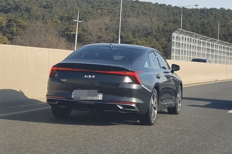 Tại thị trường Hàn Quốc, Kia K8 2022 sẽ có 4 tùy chọn động cơ. Đầu tiên là động cơ xăng 4 xi-lanh, hút khí tự nhiên, dung tích 2.5L, sản sinh công suất tối đa 198 mã lực. Thứ hai là động cơ xăng 3.5L, tạo ra công suất tối đa 300 mã lực. Thứ ba là hệ truyền động hybrid với máy xăng tăng áp, dung tích 1.6L với công suất tổng cộng 230 mã lực. Cuối cùng là động cơ dùng nhiên liệu hóa lỏng LPi với dung tích 3.5L và công suất tối đa 240 mã lực.