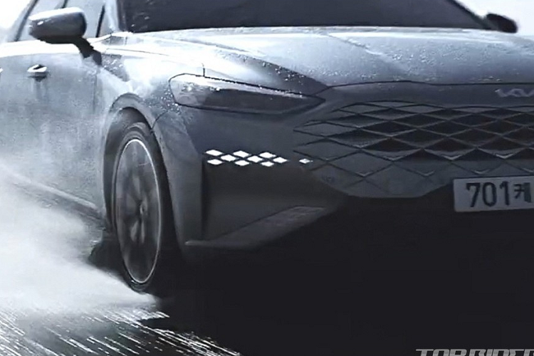 Bên sườn, Kia K8 2022 được trang bị đường dập gân khí động lực học, kéo dài từ chắn bùn trước đến đèn hậu. Hãng Kia khẳng định sườn xe của mẫu sedan cỡ lớn này được lấy cảm hứng thiết kế từ hình ảnh du thuyền chạy trên mặt nước phẳng lặng. Chưa hết, trên sườn xe còn có nẹp mạ crôm kéo từ dưới cửa lên đến đèn hậu. Cũng như người anh em Kia Sorento, mẫu sedan cỡ lớn này cũng có chi tiết trang trí hình vây cá nằm ở cửa sổ thứ ba. Chi tiết bằng kim loại này đi kèm họa tiết hình kim cương như ở lưới tản nhiệt và cản trước.