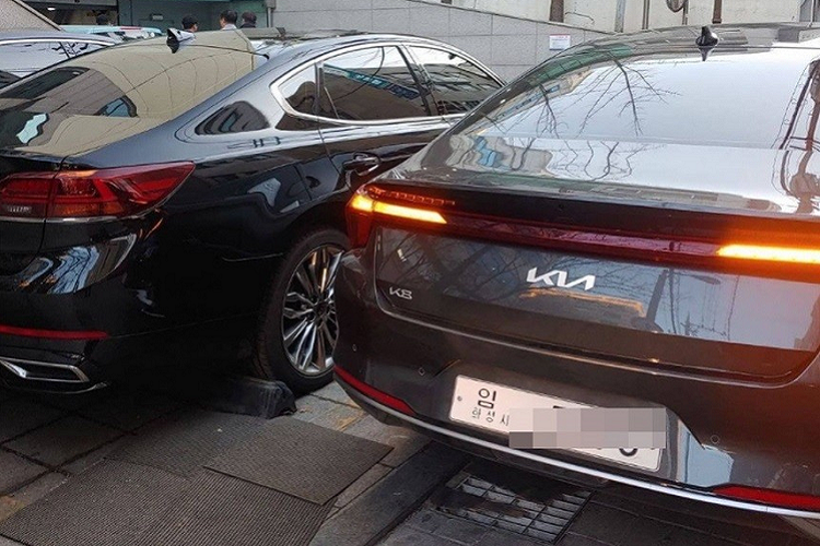 Trong hình ảnh này, Kia K8 hoàn toàn mới đỗ bên cạnh K7 thế hệ cũ. So với K7, Kia K8 2022 sở hữu kích thước lớn hơn. Theo đó, Kia K8 2022 dài 5.015 mm trong khi con số tương ứng của K7 cũ là 4.995 mm. Chiều dài cơ sở của xe đạt 2.900 mm và trọng lượng thấp hơn 25 kg so với Kia K7.