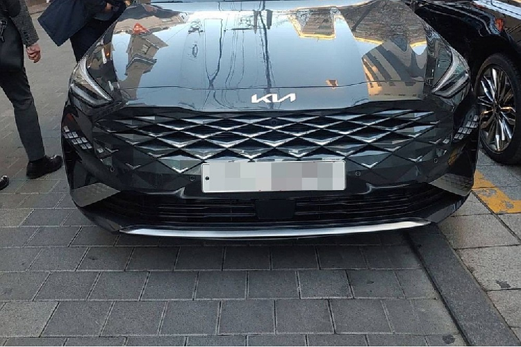 Không chỉ dài hơn, Kia K8 2022 còn gần như lột xác so với K7 và được thiết kế theo phong cách táo bạo. Theo đó, xe sở hữu lưới tản nhiệt không hề có viền bao quanh mà tích hợp vào cản trước, mang đến cảm giác gọn gàng. Ngoài ra, lưới tản nhiệt còn đi kèm mắt lưới hình kim cương độc đáo. Tương tự như vậy, dải đèn LED định vị ban ngày kiêm đèn báo rẽ nằm trên cản trước cũng được thiết kế hình kim cương, gợi liên tưởng đến đám mây sao.