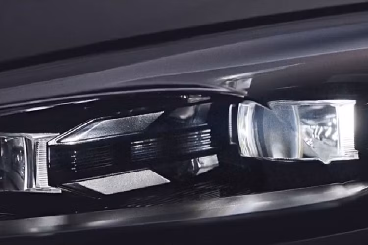 Đằng sau, Kia K8 2022 được trang bị đèn hậu hình chữ Y nối liền với nhau, ôm lấy chắn bùn và nằm ngay bên dưới cánh gió đuôi. Thiết kế đèn hậu này bị nhiều người so sánh là giống với mẫu sedan Trung Quốc Bestune B70 ra mắt vào tháng 9 năm ngoái. Thêm vào đó là 2 đầu ống xả hình chữ nhật, nối với nhau bằng viền kim loại.